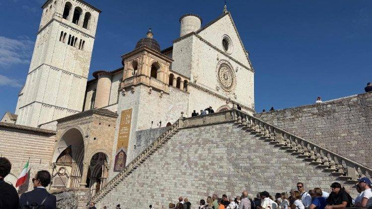El Papa no viajará a Asís para favorecer su recuperación tras la cirugía