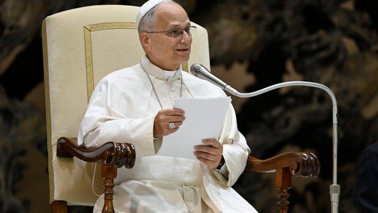 El Papa: "Falsos maestros prometen responder a las preguntas de los jóvenes"