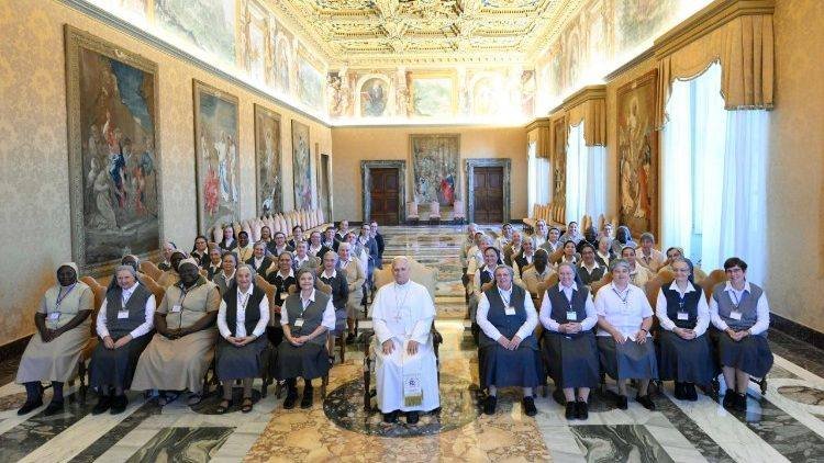 León XIV a las Hermanas de la Caridad: «En Cristo, las raíces; en el mundo, la misión»