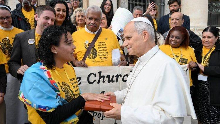 Papa León XIV recibe a activistas migrantes de Chicago en audiencia de Plaza de San Pedro
