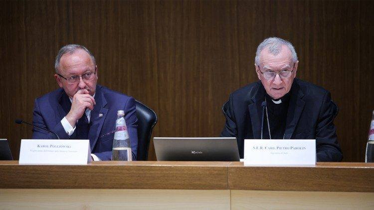 Parolin: Hay totalitarismos históricos derrotados, pero no la tentación de "ser Dios"