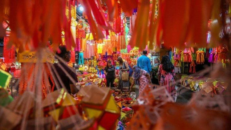 El Vaticano felicita a los hindúes en Deepavali y propone caminos de paz conjuntos