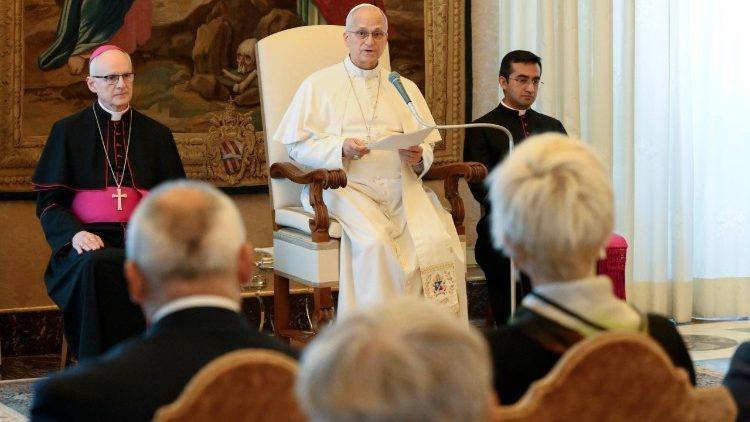 El Papa: Las decisiones que afectan la vida humana nunca deben delegarse
